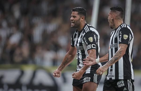 Hulk e Paulinho comemoram gols pelo Atlético na Libertadores.(Imagem:Pedro Souza/CAM)