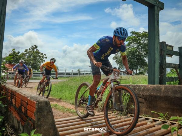 Atletas desbravaram as belas trilhas no Desafio Jenipapo Bike, abertura do Piauiense de MTB.(Imagem:Divulga&ccedil;&atilde;o)