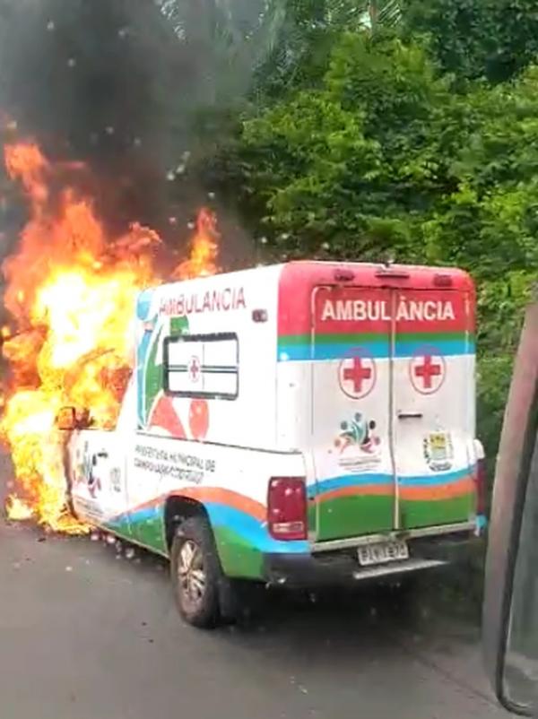 Ambulância que transportava paciente pega fogo em rodovia do Piauí.(Imagem:Reprodução)