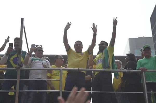 O governador do estado de São Paulo, Tarcísio de Freitas (Republicanos), sobe em trio elétrico, ao lado de Bolsonaro, para ato contra Alexandre de Moraes na Avenida Paulista.(Imagem: Ale Mendonça)