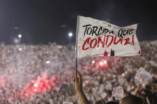 Torcida do São Paulo no Morumbi em jogo contra o Corinthians.(Imagem:Nilton Fukuda / saopaulofc.net)