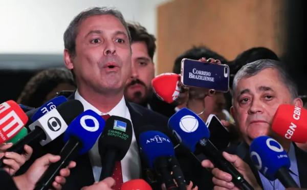 Lindbergh Farias e José Guimarães em coletiva após reunião de líderes.(Imagem:Lula Marques/Agência Brasil)