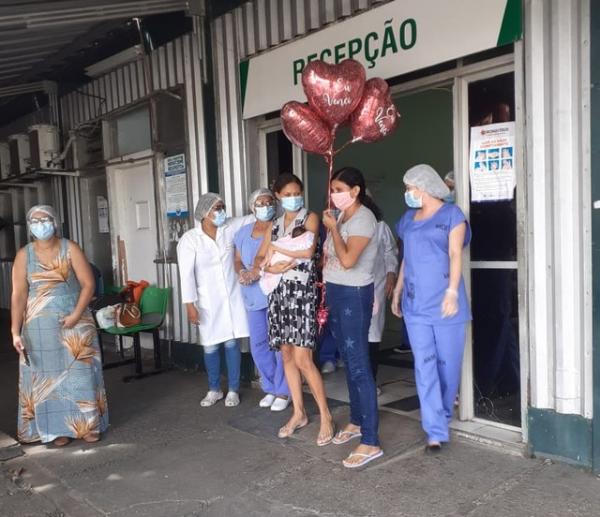 Profissionais de saúde homenagearam a paciente.(Imagem:Divulgação /Ascom MDER)