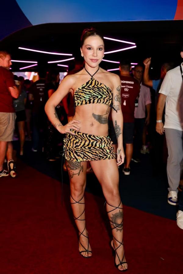 No Camarote Quem, Priscilla posa com look de onça curtinho e exibe tanquinho.(Imagem:Wallace Barbosa /AgNews)