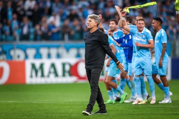 Renato Portaluppi com time do Grêmio na Arena.(Imagem:Lucas Uebel/Grêmio FBPA)