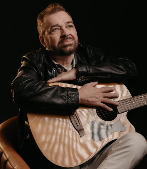A abertura da noite será com o cantor piauiense Flávio Moura, conhecido por sua voz marcante e talento singular.(Imagem:Divulgação)