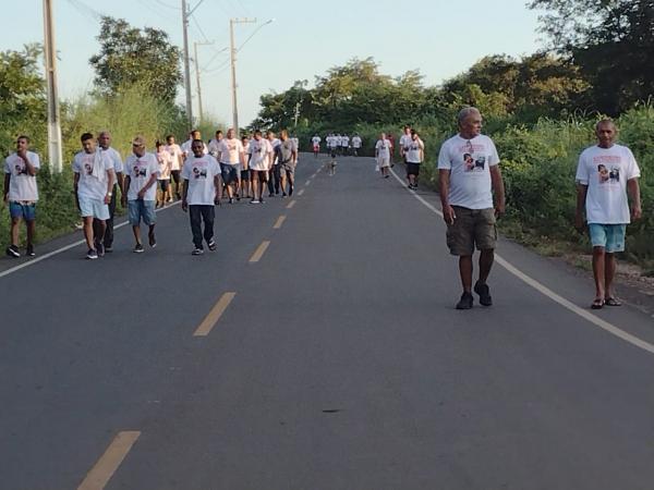 Grupo de homens se reúnem e realizam a 