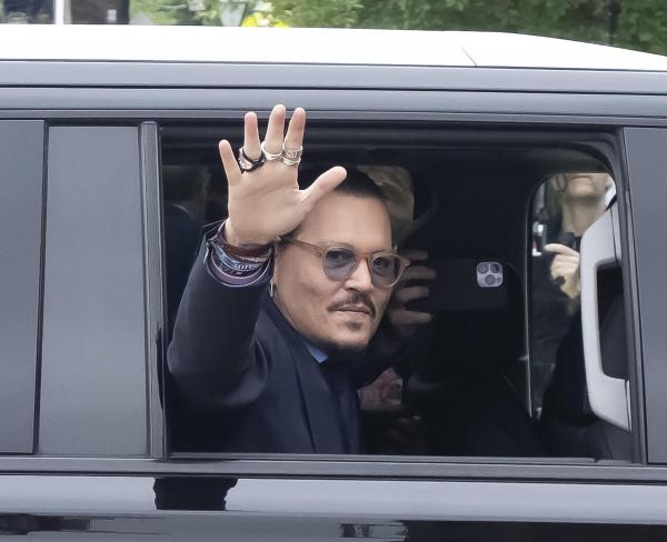 Johnny Depp entrou no TikTok e abriu sua conta na plataforma após o fim da batalha judicial contra sua ex-mulher, Amber Heard. O astro de Piratas do Caribe abriu seu perfil no TikT(Imagem:Reprodução)