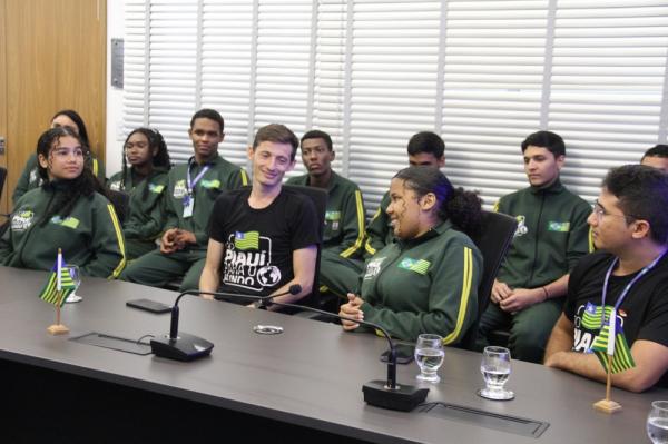 Estudantes retornam de Singapura e fortalecem pol&iacute;tica de interc&acirc;mbio educacional 