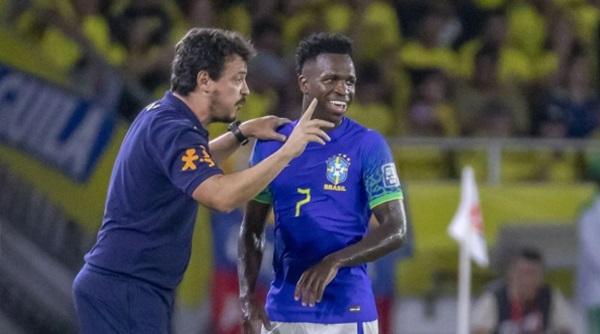 Fernando Diniz conversa com Vinicius Júnior na derrota do Brasil para a Colômbia(Imagem:Staff Images/CBF)