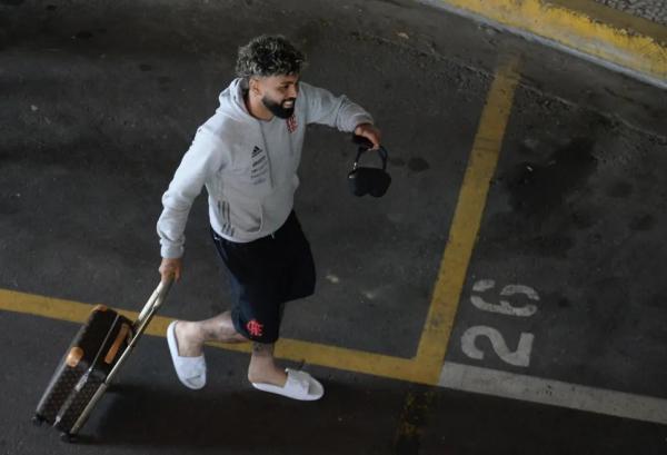 Gabigol na chegada do Flamengo ao Galeão.(Imagem:André Durão / ge)