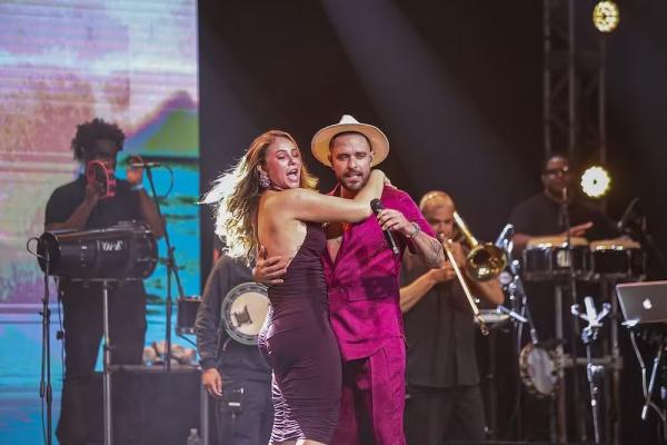 Paolla Oliveira se esbalde em show de Diogo Nogueira.(Imagem:Anderson Bordê/AgNews)