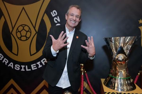 Bap faz sinal de nove com os dedos, em alus&atilde;o aos t&iacute;tulos brasileiros do Fla.(Imagem:Staff Images/CBF)