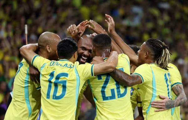 Jogadores do Brasil comemoram gol de Igor Thiago no amistoso contra o Panam&aacute;.(Imagem:Reuters)