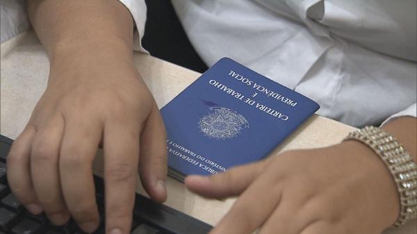 Servidores estão de plantão para auxiliar cidadãos na solicitação ao auxílio-desemprego.(Imagem:Reprodução / TV Globo)