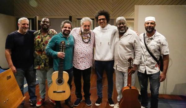 Moacyr Luz posa no estúdio com os instrumentistas que tocam no álbum 