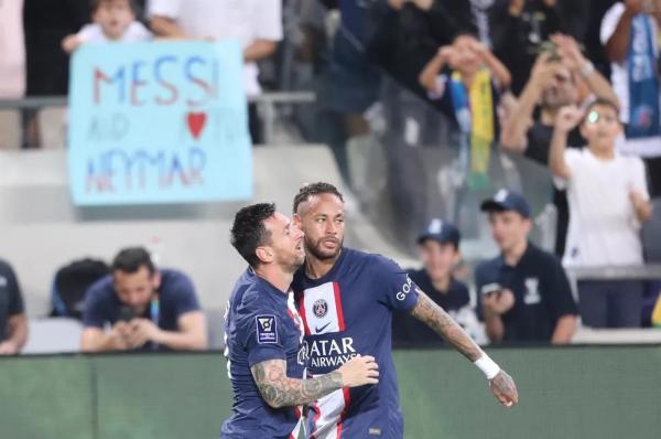  Neymar e Messi comemora gol do PSG na Supercopa da França.(Imagem:EFE )