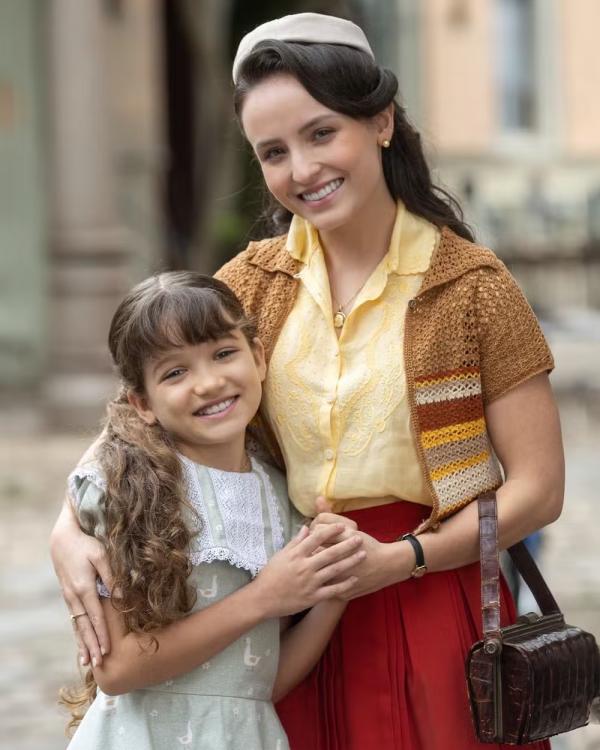 As irmãs Anabela (Isabelly Carvalho) e Estela (Larissa Manoela) em