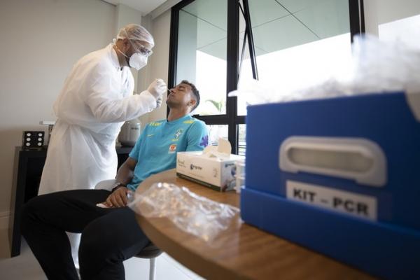 Danilo realizando teste PCR na Granja Comary.(Imagem:Lucas Figueiredo/CBF)