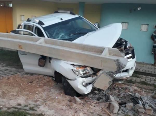 Motorista perde o controle e colide em poste após pneu de carro furar em Floriano.(Imagem:Divulgação)