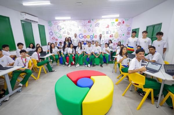 Mais de 30 mil estudantes da rede pública estadual estão tendo aulas de robótica(Imagem:Divulgação)