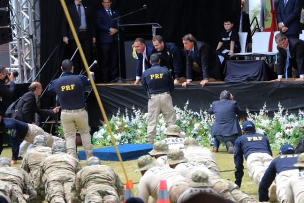 No fim do evento, Bolsonaro fez flexões com os agentes.(Imagem: Diorgenes Pandini/ NSC)