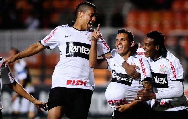 Ramon comemora gol pelo Corinthians que fez em homenagem à filha, Antônia.(Imagem: Marcos Ribolli/Globoesporte.com)
