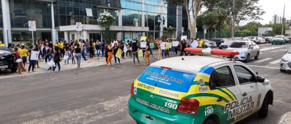 Familiares de presos da Cadeia Pública de Altos fazem protesto diante do Tribunal de Justiça, em Teresina (PI).(Imagem:Murilo Lucena/ TV Clube)