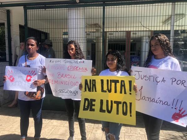 Familiares da estudante de jornalismo Janaína Bezerra.(Imagem:Sthefany Prado / g1 PI)