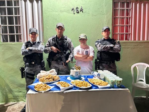 Polícia Militar do Piauí participa de aniversário de jovem com Síndrome de Down e fã da corporação em Floriano.(Imagem:Divulgação)