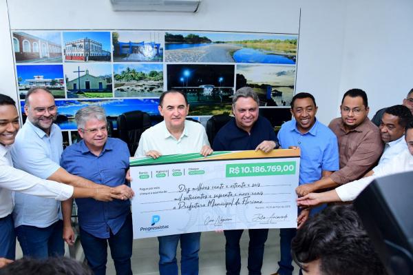Representando o senador Ciro Nogueira, Joel Rodrigues entrega destinação de mais de 10 milhões para Floriano.(Imagem:Secom)