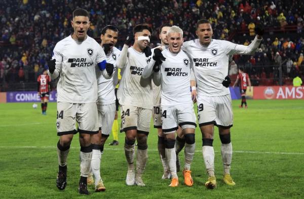 Time do Botafogo comemora vitória na Argentina diante do Patronato, pela Copa Sul-Americana.(Imagem:Vítor Silva/Botafogo)