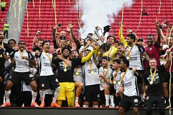 Flamengo x Corinthians - Corinthians levanta a ta&ccedil;a da Supercopa Rei.(Imagem:EFE/Andr&eacute; Borges)