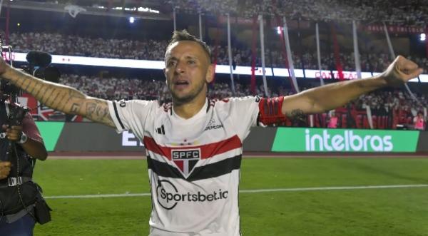 Rafinha comemora a conquista do título inédito da Copa do Brasil após a partida contra o Flamengo, realizada no Estádio do Morumbi(Imagem:Wesley Santos/São Paulo)