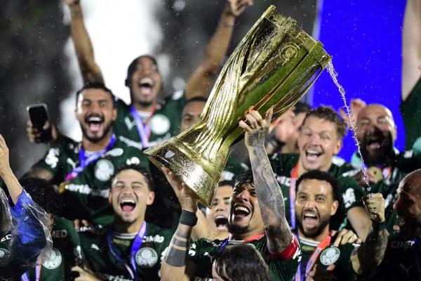 Jogadores do Palmeiras levantam ta&ccedil;a do Paulist&atilde;o.(Imagem:Marcos Ribolli)