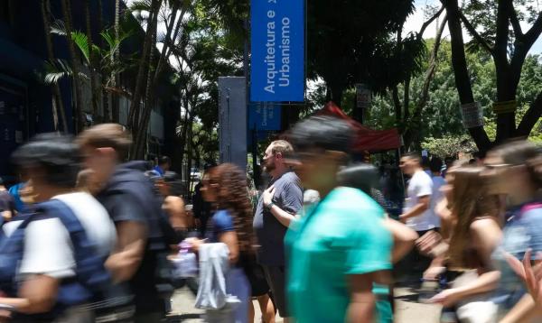 Candidatos chegam para fazer a prova nesse primeiro dia de Enem.(Imagem:Fabio Rodrigues-Pozzebom/ Agência Brasil)