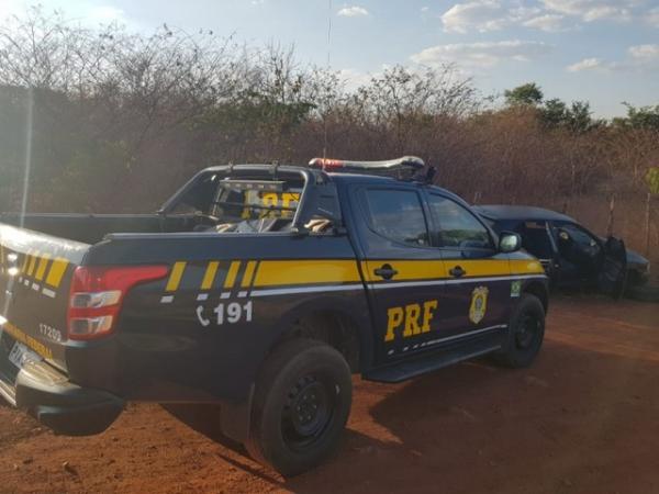 Carro de motorista embriagado só parou após pneu sacar durante a fuga em Valença do Piauí.(Imagem:Divulgação/PRF)