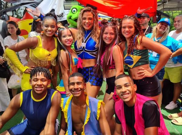 Carla Perez anima crianças no carnaval de Salvador vestida com histórico figurino que usou no É O Tchan.(Imagem:Antonio Dilson Neto/g1)