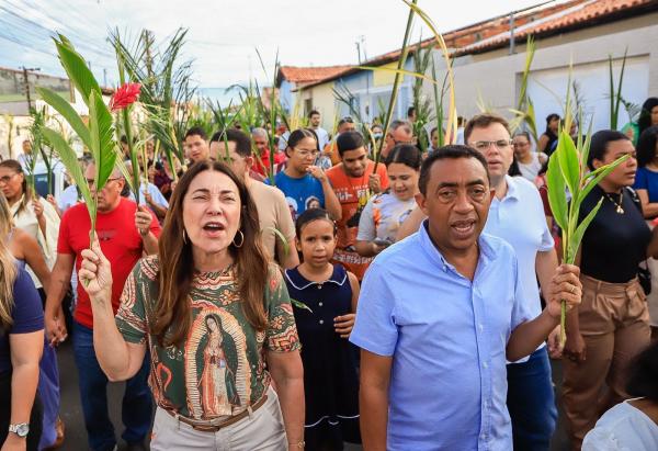Joel Rodrigues e Margarete Coelho participam do Domingo de Ramos no bairro Dirceu.(Imagem:Ascom)