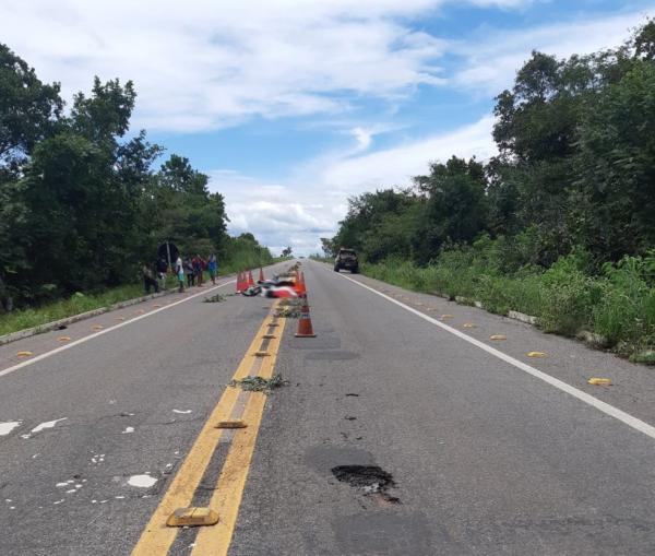 De acordo com a Polícia Rodoviária Federal (PRF), o homem sequia normalmente na moto quando caiu em um buraco na pista, perdeu o controle do veículo e capotou em seguida.  A vítima(Imagem:Reprodução)