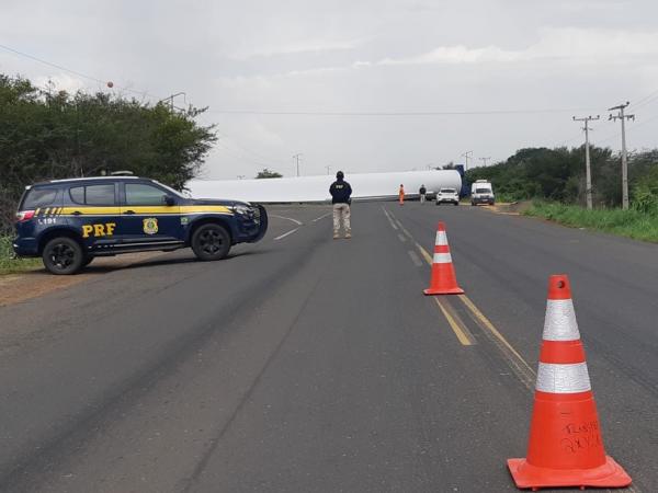 Conforme a Polícia Rodoviária Federal, devido ao tamanho da hélice (elas têm em média 20 metros de comprimento), a cabine do caminhão ficou suspensa no ar.  A carga saiu de Caucaia(Imagem:Reprodução)