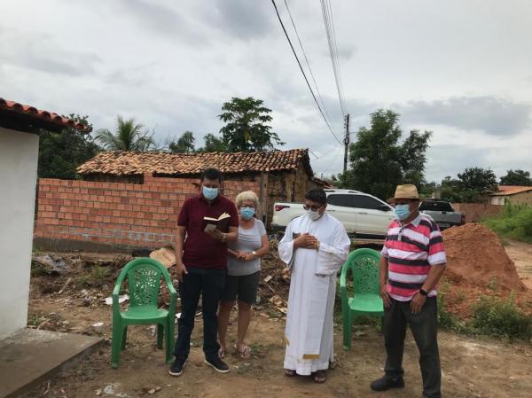Bênção religiosa com o Frei Cláudio, da cidade de Barão de Grajaú, marcou a entrega da casa à família.ligioso e(Imagem:FlorianoNews)