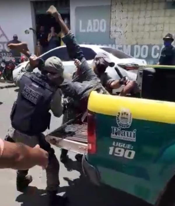 Vídeo mostra suspeito de roubo sendo arremessado em viatura no Piauí; PM vai apurar uso de força(Imagem:Divulgação)