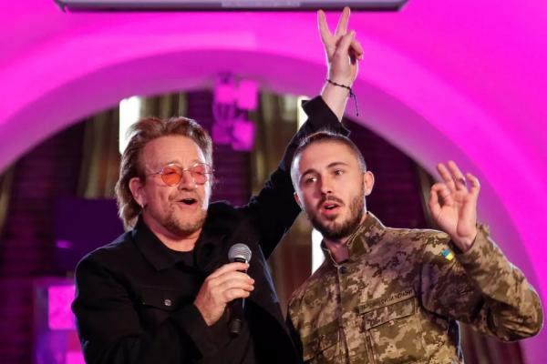 U2 faz show improvisado no metrô de Kiev em solidariedade à Ucrânia(Imagem:Reprodução)