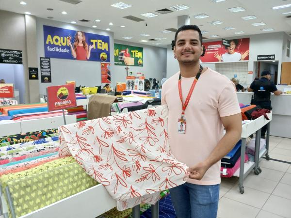 Ramires, chefe do setor de tecidos do Armazém Paraíba.(Imagem:FlorianoNews)