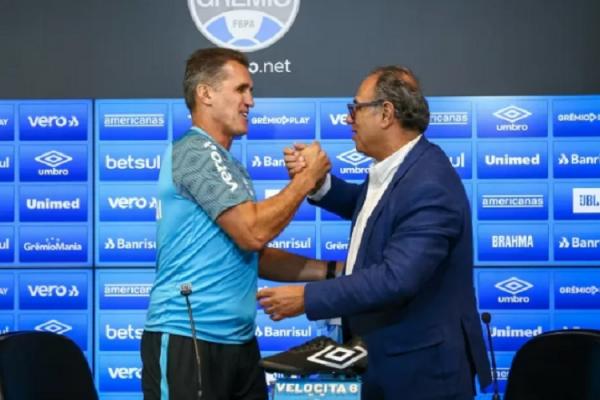 Nos bastidores, o sonho da cúpula gremista é concluir mais de uma negociação. Com chance de anúncio até mesmo triplo. As prioridades estão diluídas na defesa e ataque. O Grêmio pr(Imagem:Reprodução)