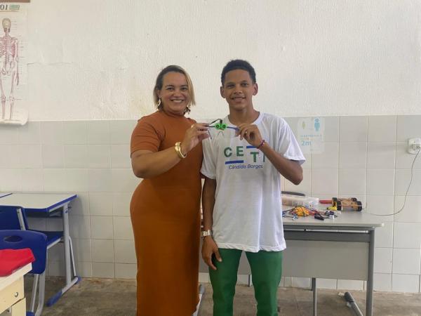 Professora de Campo Maior ajuda estudantes a criar óculos para pessoas com deficiência visual.(Imagem:Divulgação)