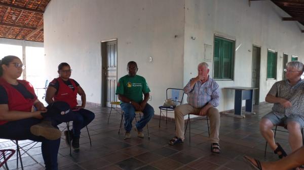 Visitantes exploram o Projeto ABC dos Direitos Humanos, promovido pela Caritas Diocesana de Floriano, e interagem com horticultores locais em diversos bairros de Floriano.(Imagem: Divulgação)