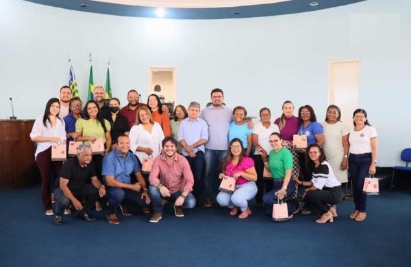 Vereadores expressam gratidão e fazem entrega de presentes durante comemoração no Dia das Mães.(Imagem:Reprodução/Instagram)