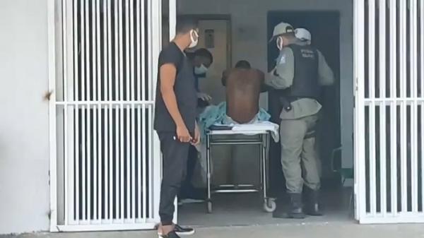 Homem acusado de praticar assaltos reage à prisão e é alvejado nas pernas em Floriano.(Imagem:Reprodução/JC24Horas)